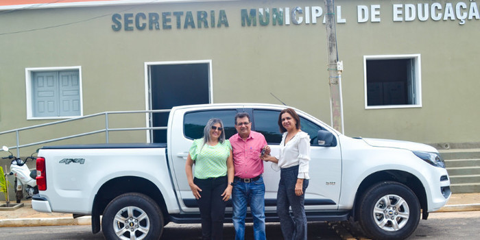 Prefeito Genival Bezerra entrega caminhonete e anuncia bônus aos professores