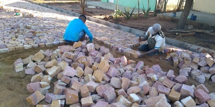 Mais uma obra de calçamento tem início em Santo Inácio