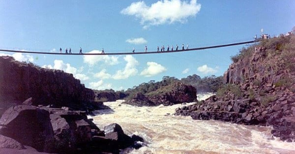 Ponte desaba sobre o Salto de Sete Quedas e mata 32 turistas