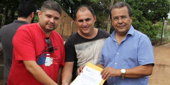 Prefeito de Água Branca assina ordem de serviço para construção de calçamento no bairro Angicos