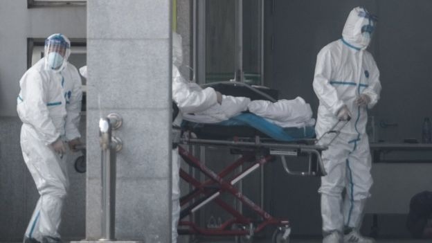 Paciente sendo levada a hospital em Wuhan