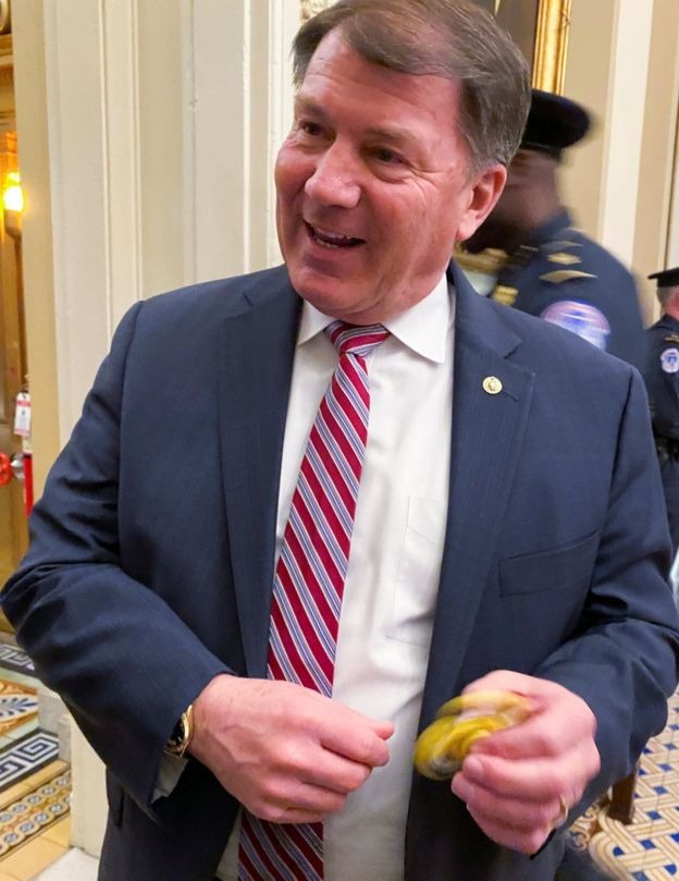 Senador Mike Rounds brinca com spinner