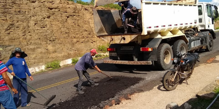 Prefeito Ananias André realiza operação tapa-buraco na PI 216 e mantém em bom estado de conservação