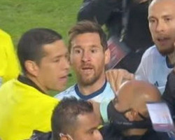 Messi se irrita com rivais e provoca confusão no gramado; vídeo