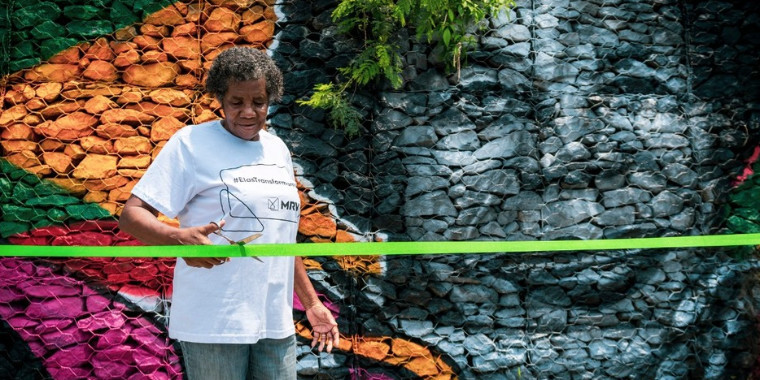 Ex-atleta de 83 anos ganha mural de 30 metros
