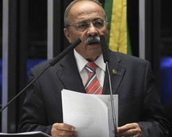 Governo exonera vice-líder flagrado com dinheiro na cueca
