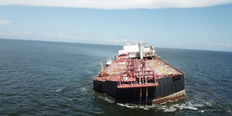 Navio que corre risco de afundar está próximo das águas brasileiras
