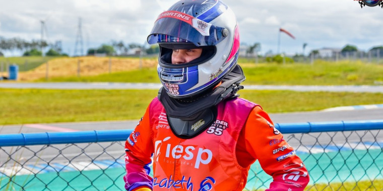 Mulher supera preconceitos para ser pilota de kart