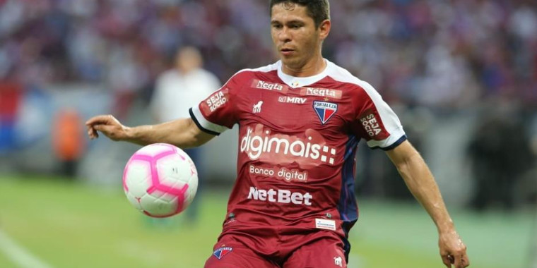 Jogador surpreende pequeno torcedor que sofre com anemia falciforme