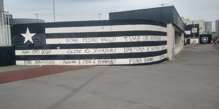Torcida faz pichação em muro do Botafogo