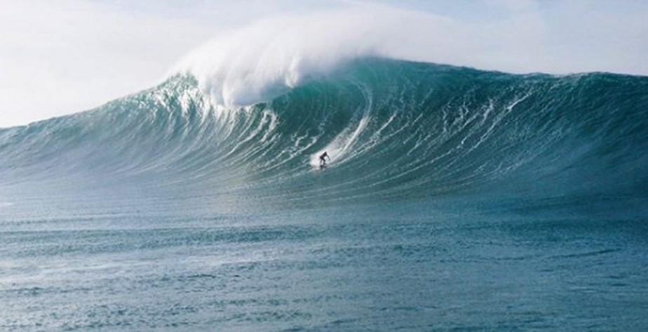 Michelle des Bouillons surfa grande ondulação em Nazaré