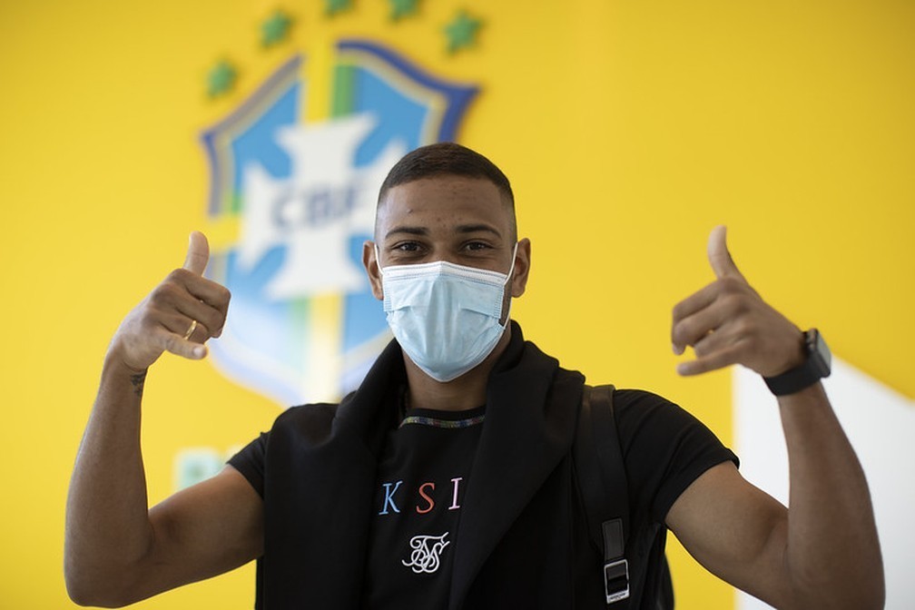 Jogadores convocados começam a se apresentar à Seleção Brasileira Jogadores convocados começam a se apresentar à Seleção Brasileira