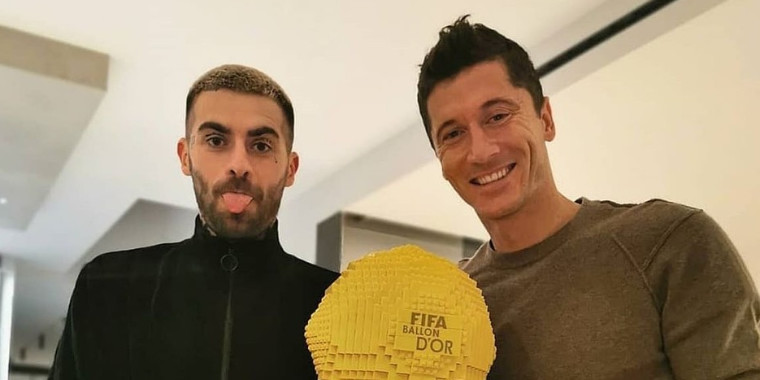 Jogador ganha Bola de Ouro de presente