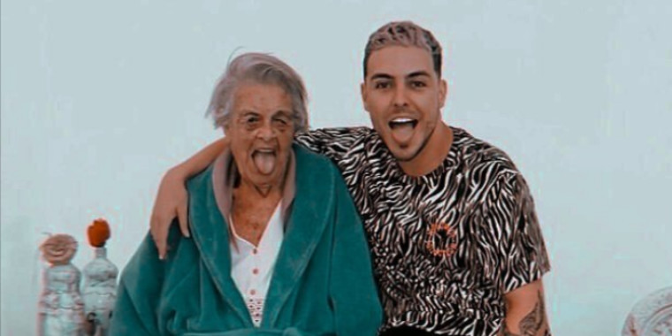 Ao lado da avó e com muito humor, ator Paulo Guerra conquista a web