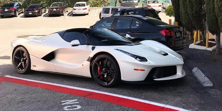 Hamilton anda de Ferrari, Mustang e Smart elétrico nas horas vagas