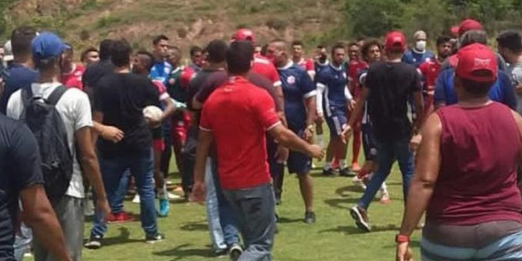 Protesto: Grupo de torcedores do Náutico invade treino