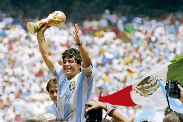 Morre Diego Maradona 
