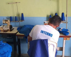 Reeducandos da Penitenciária de Floriano produzem máscaras e uniformes