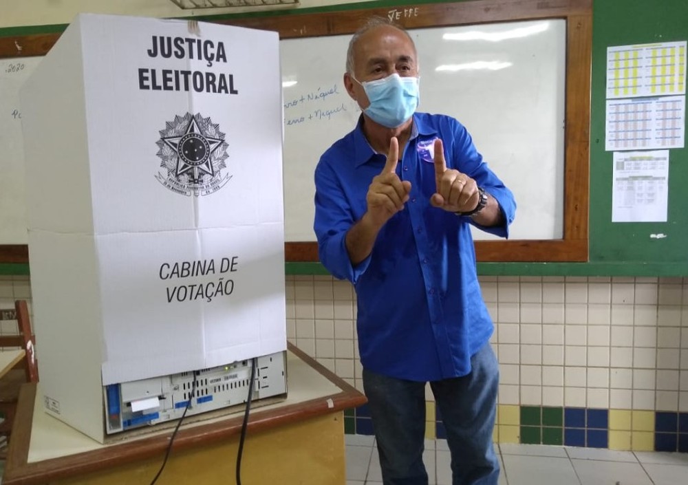 Tião Bocalom vota na Escola Serafim Salgado, em Rio Branco — Foto: Alcinete Gadelha/G1