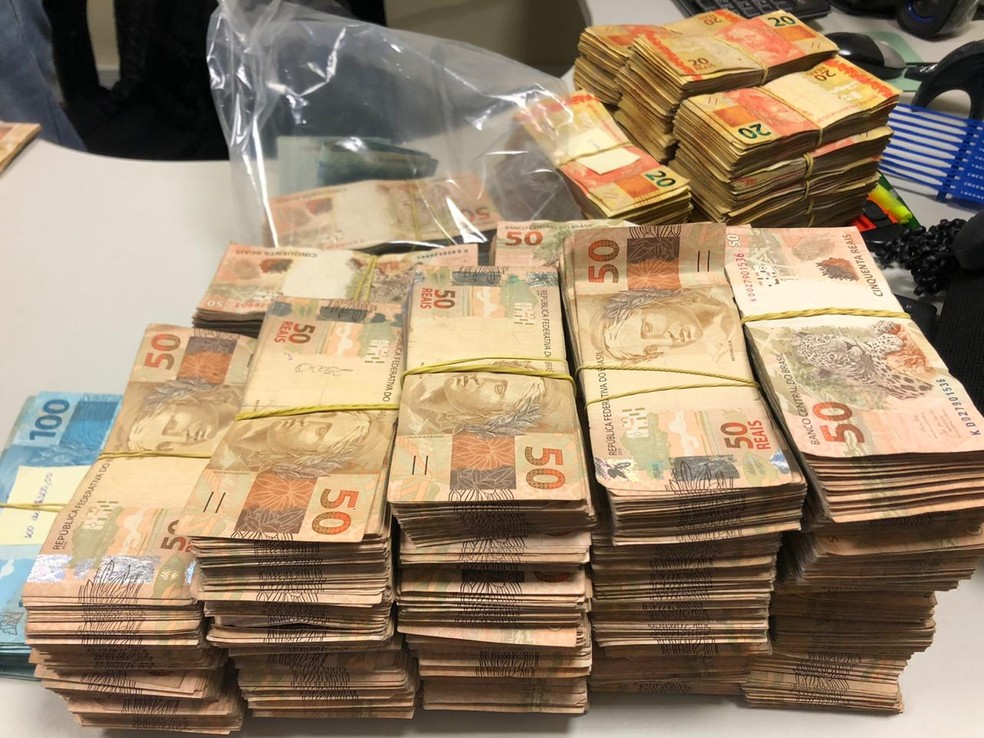 Polícia Federal informou que cinco pessoas foram flagradas com R$ 600 mil