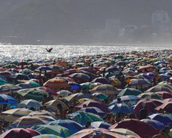 Imprensa internacional mostra praias lotadas no RJ na pandemia