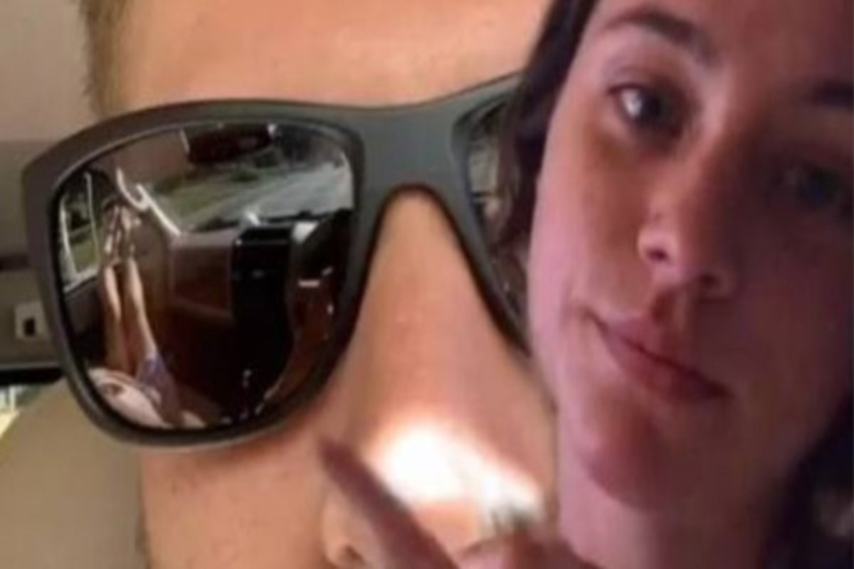 Por reflexo de óculos, jovem descobre traição do namorado; vídeo