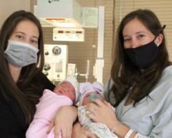 Irmãs gêmeas dão à luz juntas no dia do aniversário de 33 anos