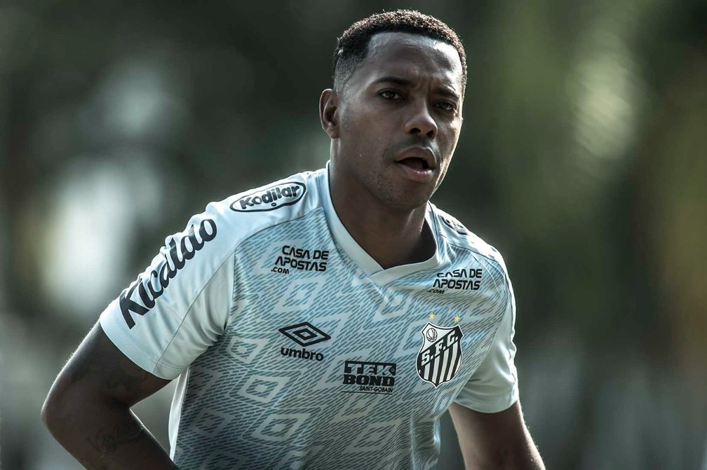 Robinho chegou a iniciar treinos no Santos, mas contrato foi suspenso