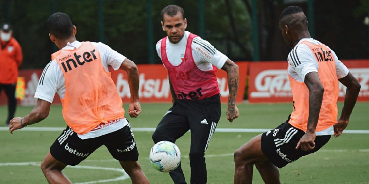 São Paulo volta aos treinos e faz escalação