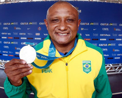 Atleta piauiense Cláudio Roberto recebe medalha olímpica após 20 anos