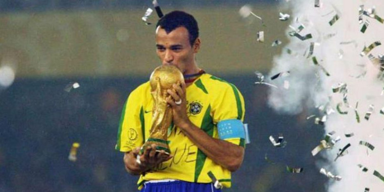 Futebol: Cafu recebe prêmio de melhor lateral direito