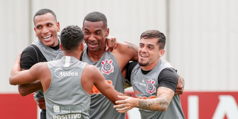 Corinthians festeja um mês de invencibilidade