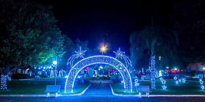 Confira a decoração natalina da praça 28 de Dezembro, em Joaquim Pires - PI