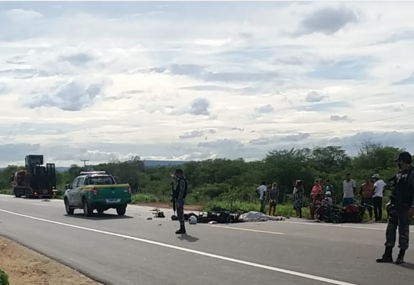 Motos colidem, pegam fogo e duas pessoas morrem na BR-135 em Cristino Castro