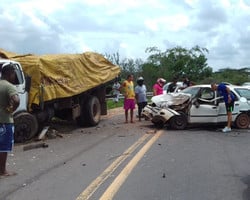 Idoso morre após colisão frontal entre veículo e caminhão em Teresina
