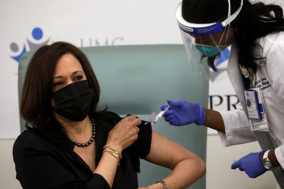 Kamala Harris, vice-presidente dos EUA, recebe vacina contra Covid-19