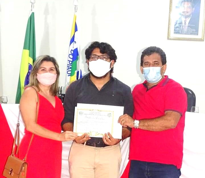 Dr. Antonio Carlos e a enfermeira Lia Raquel são homenageados pela Câmara Municipal de Vereadores de Jatobá do Piauí com títulos de cidadão jatobaense  - Imagem 1