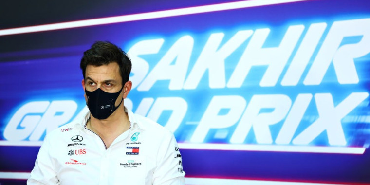 Toto Wolff freia empolgação com Russell