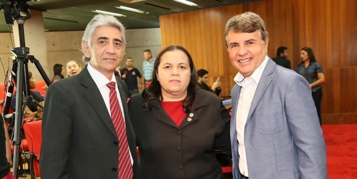 Monsenhor Gil no parlamento estudual na pessoa da líder Elisângela Moura