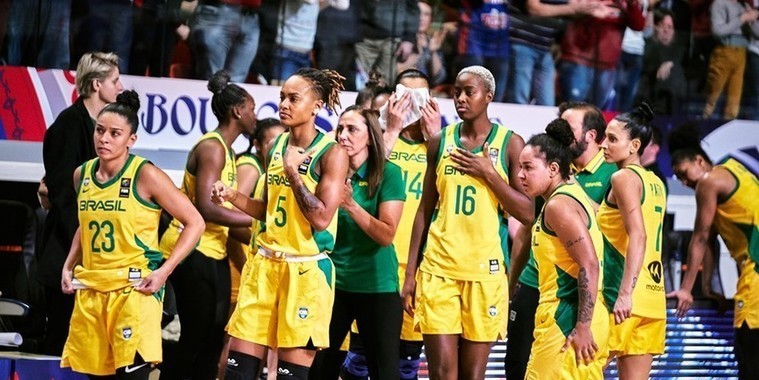 Queda no basquete, vaga no futebol e pódios no judô