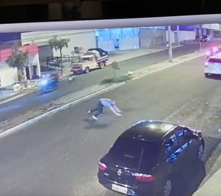 Vídeo: Professor quase é atropelado ao tentar fugir de assaltantes