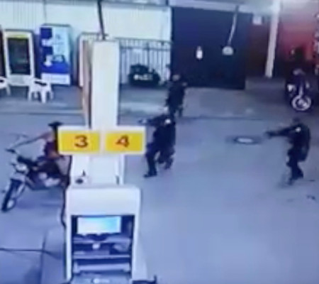 Vídeo: Homem deixa arma cair na frente de guardas e acaba preso