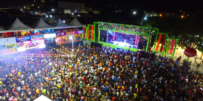 Terceiro dia de carnaval em Água Branca tem desfile e grandes bandas na arena da folia