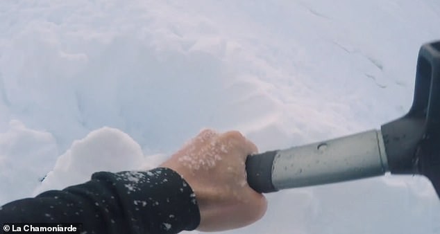 Em cena dramática, pai desenterra filho de 11 anos soterrado na neve - Imagem 2