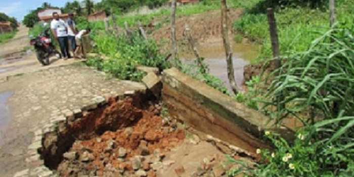 Obras de raspagem em margem de riacho tem consequência negativa com erosão na rua Alto da Luz