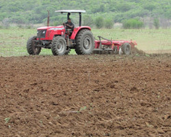 Prefeitura arada terras para pequeno agricultor