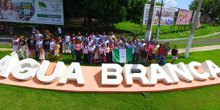 Campeã mundial de capoeira é recepcionada com carreata em Água Branca