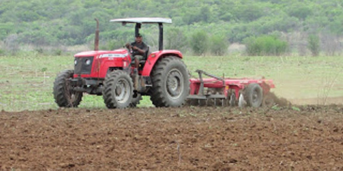 Prefeitura arada terras para pequeno agricultor