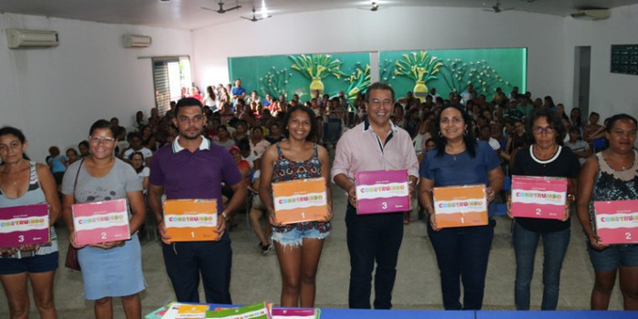 Alunos da educação infantil de Água Branca recebem novos livros