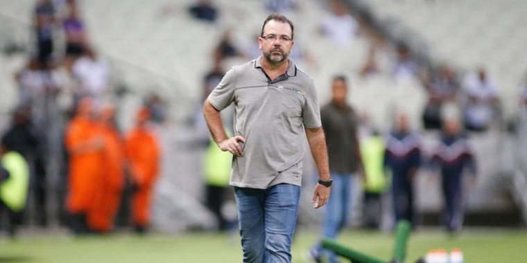 Enderson Moreira vira primeiro nome no Cruzeiro